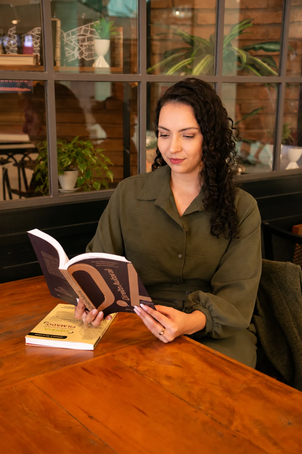 Juliana Medeiros lendo um livro